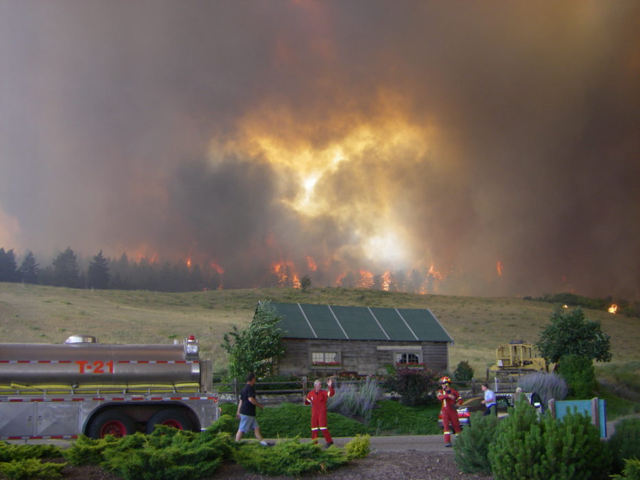 fire-with-museum-in-front-933x700